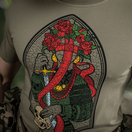 M-Tac T-Shirt Motanka med ukrainsk Motanka-dukke design, traditionelt tøj og sværd, symbol på kosakkernes mod og kampånd.