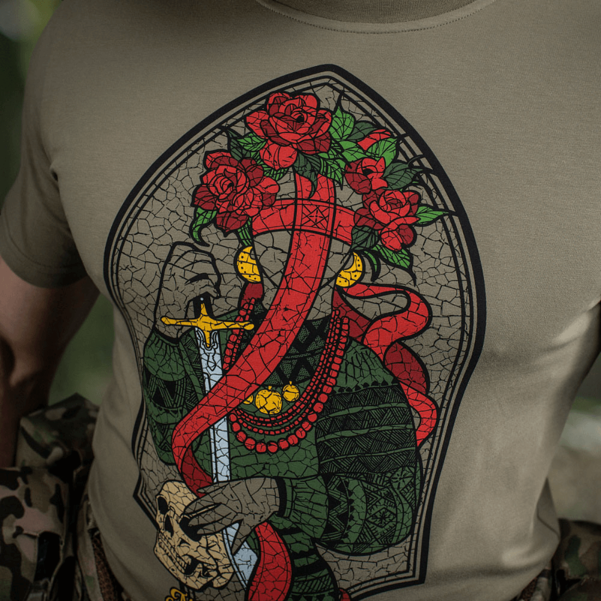 M-Tac T-Shirt Motanka med ukrainsk Motanka-dukke design, traditionelt tøj og sværd, symbol på kosakkernes mod og kampånd.