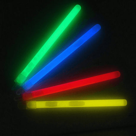Värikkäät M-Tac Glow Stick 15 cm pimeässä: vihreä, sininen, punainen ja keltainen valo, sopii merkintään ja signaalointiin.