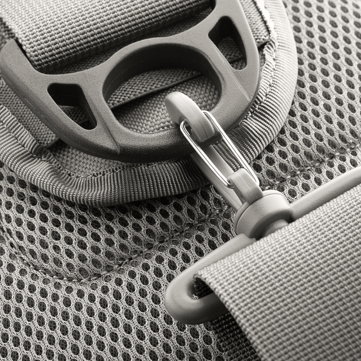 Nærbillede af M-Tac Urban Line City Patrol Taske med robust spænde og holdbart materiale