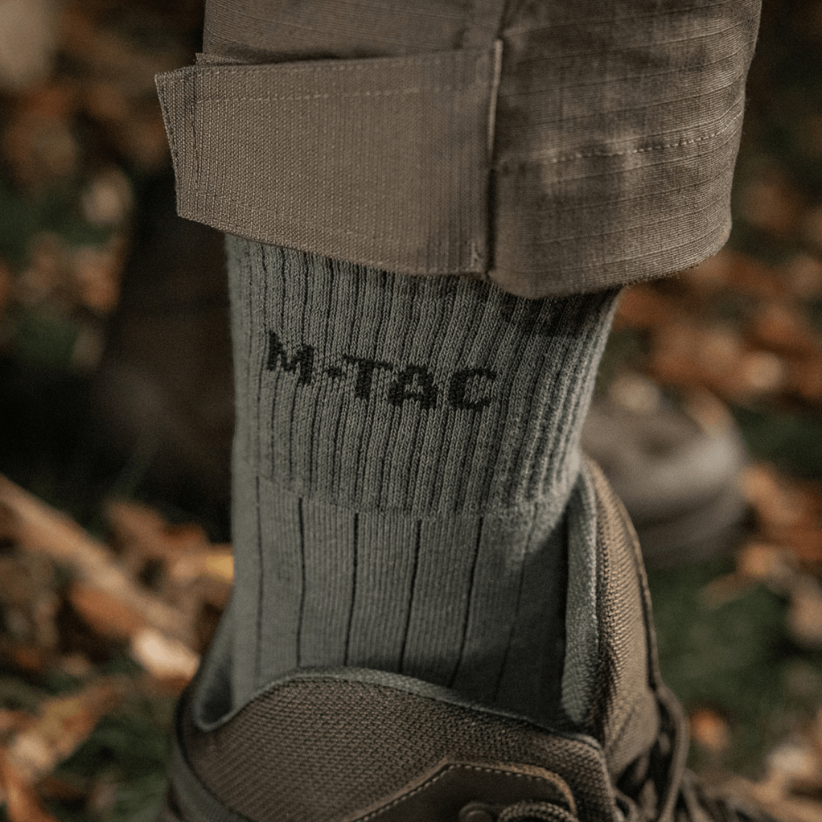 M-Tac Sokker Tactical Army på vandretur i skoven, designet til komfort og holdbarhed i naturen.