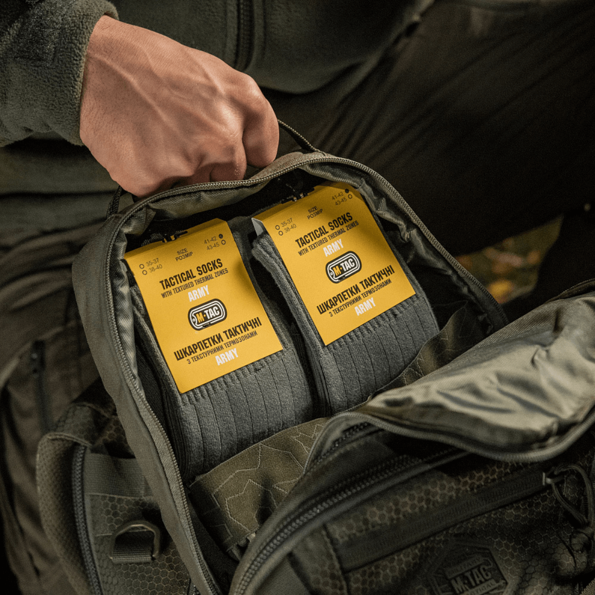 M-Tac Sokker Tactical Army pakket i rygsæk, klar til udendørs brug, designet til komfort og holdbarhed under forskellige forhold.