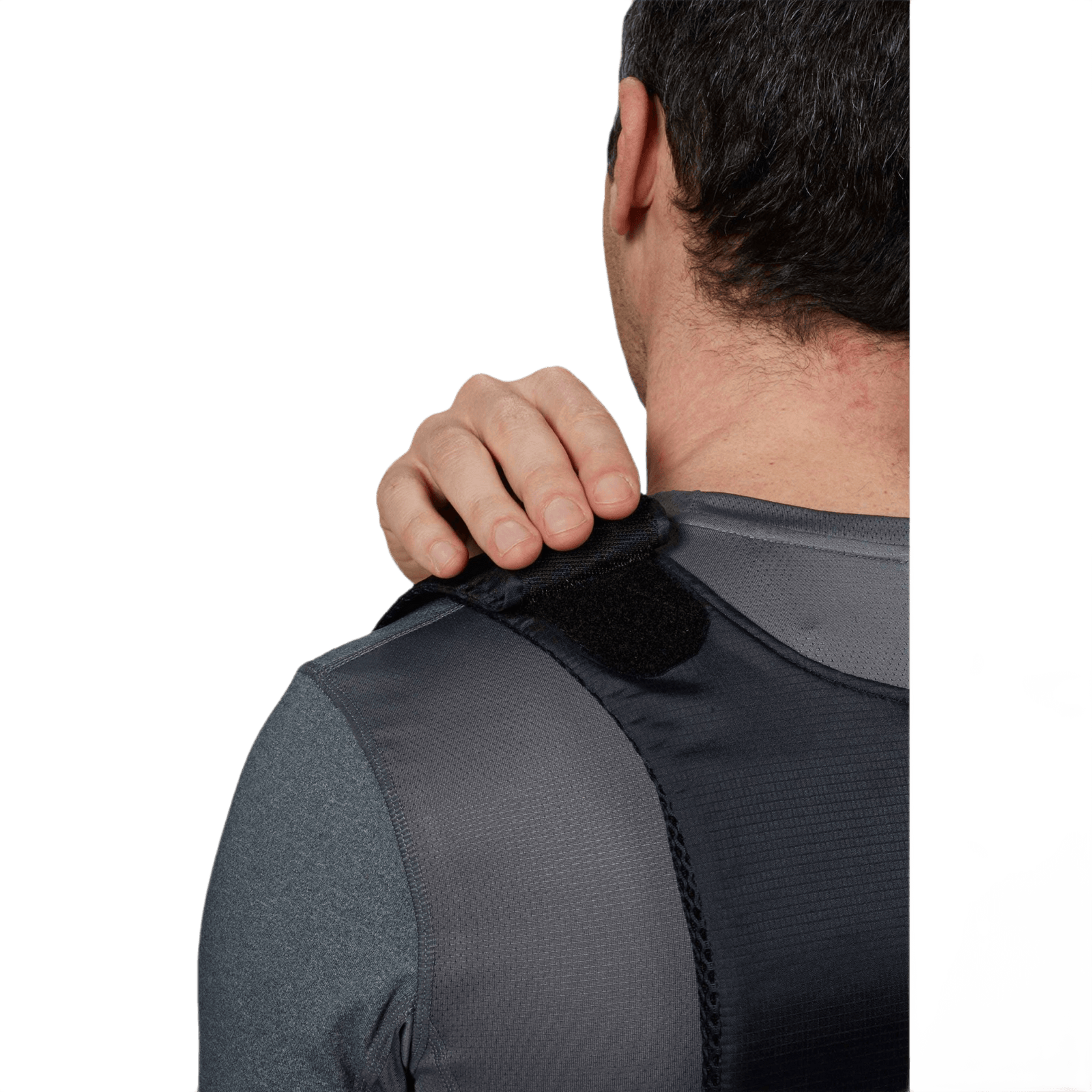 Mand bærer Anorak Rhodium® Concealable III Stik & Skudsikker Vest, viser skulderdetalje med velcrolukning for sikker pasform.