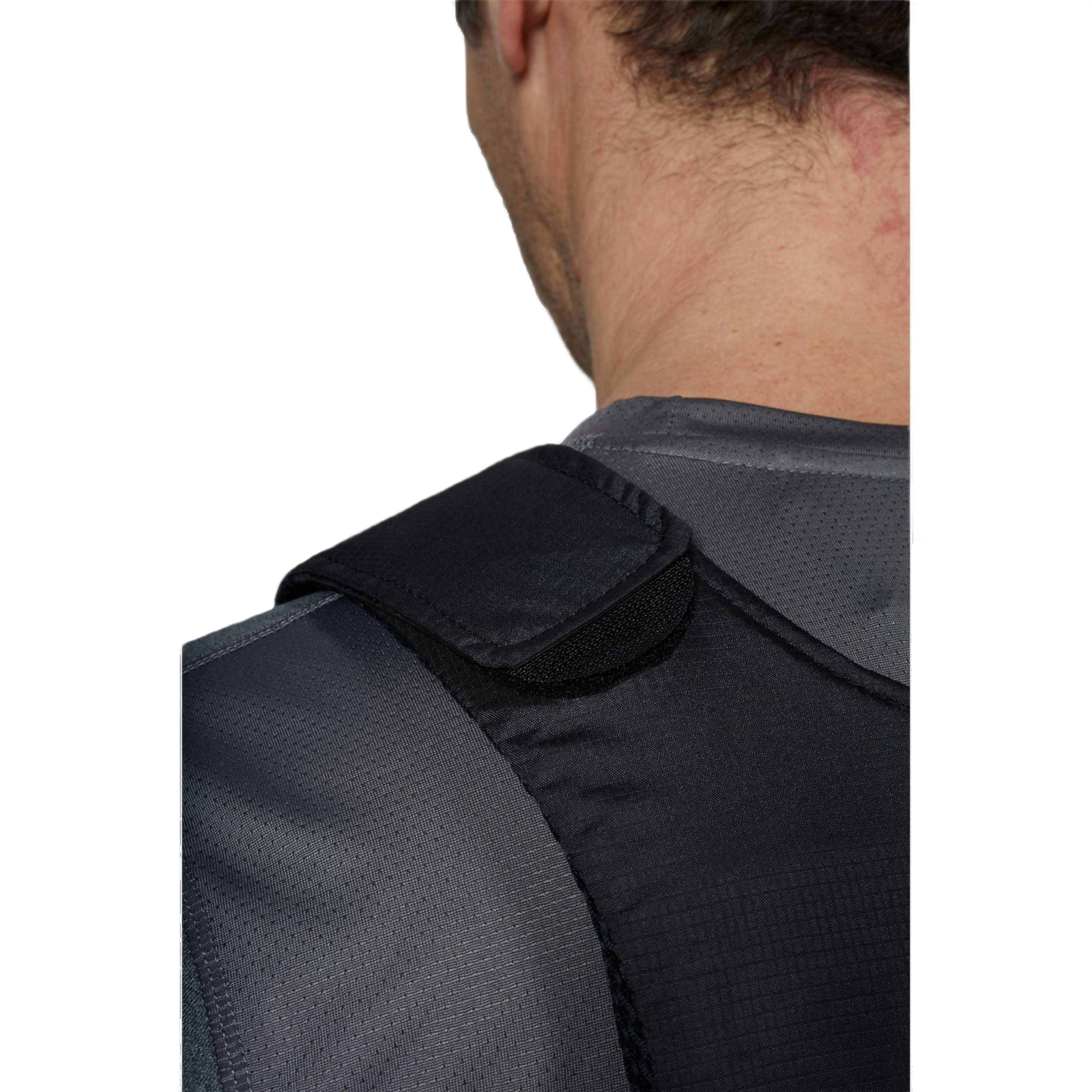 Anorak Concealable III Cover i sort viser skjult bæreevne under tøj, ideel til beskyttelse med RIP-STOP Dry Comfort XT® materiale.