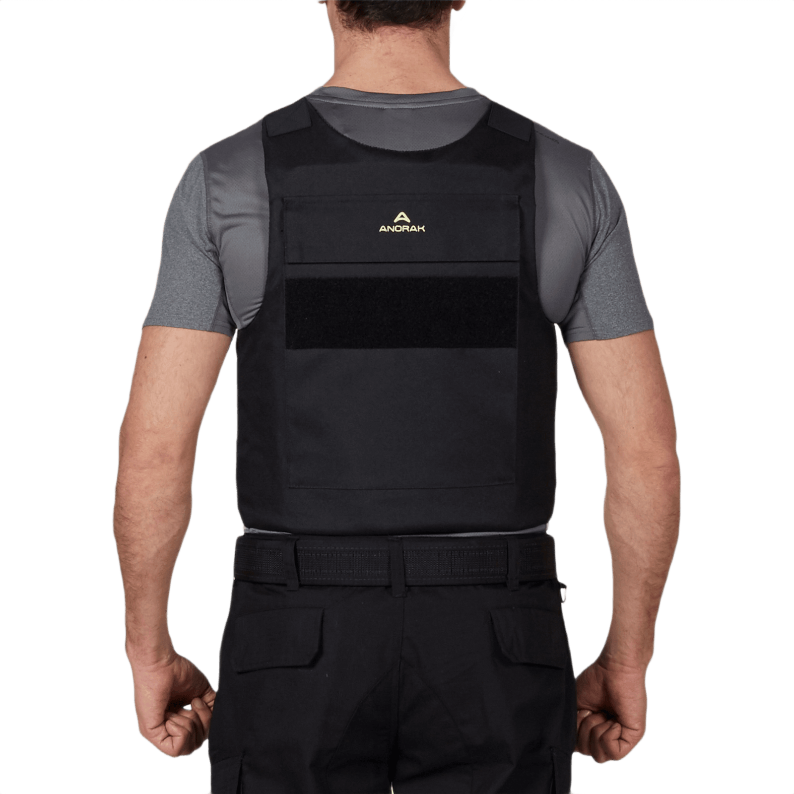 Mand iført Anorak Niobium® Duty I Stik & Skudsikker Vest, set bagfra, designet til beskyttelse mod skydevåben og knive.