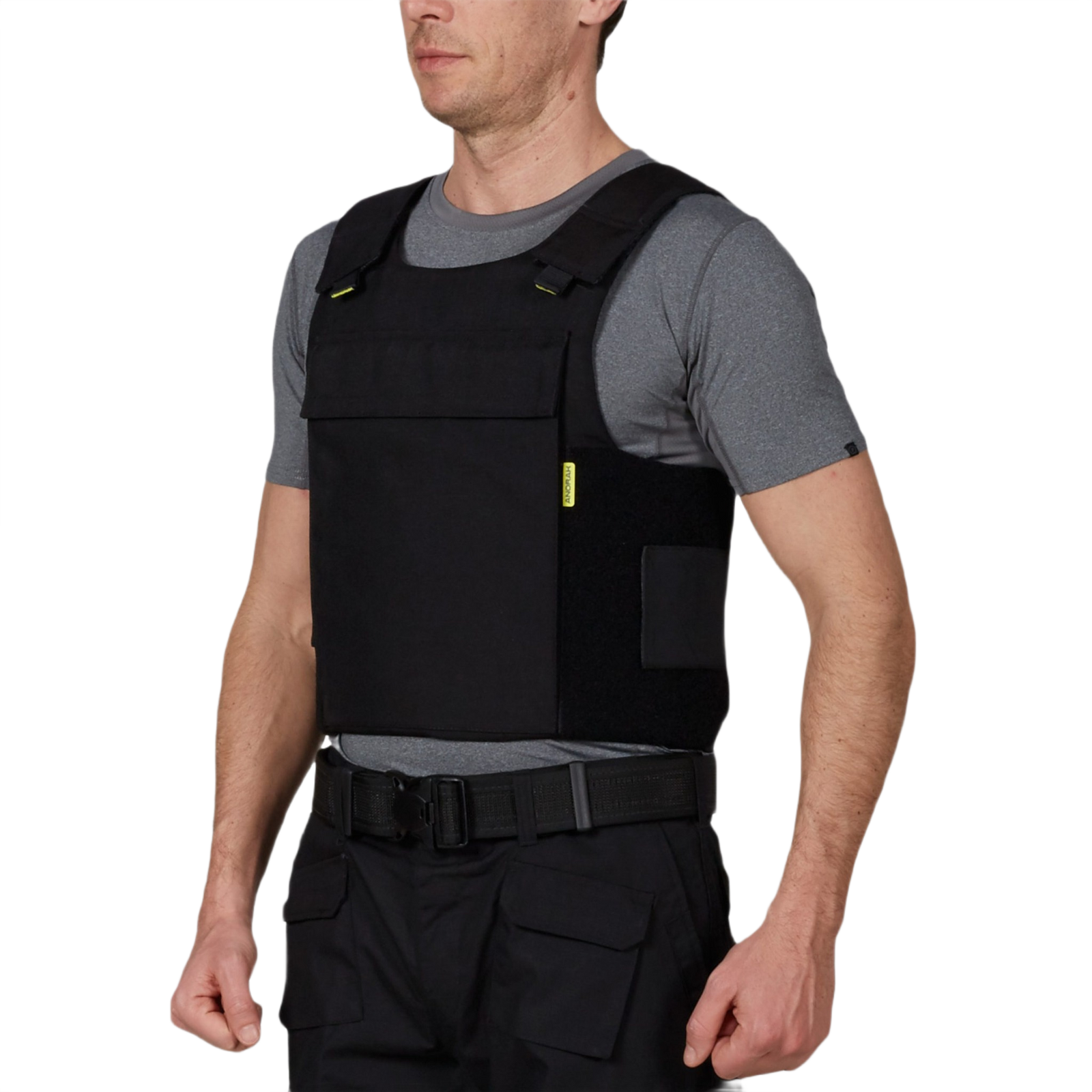 Mand iført Anorak Duty III Cover ergonomisk politivest med CORDURA® og 3D SPACER Coolmax® materialer til temperaturregulering og beskyttelse.