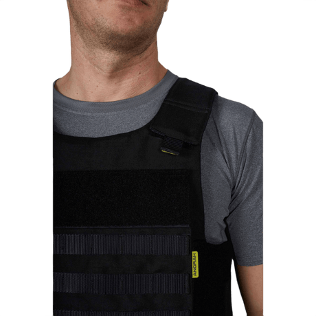Anorak Duty III-M Cover med ergonomisk design til politibetjente, fastgjort med PALS webbing til MOLLE-udstyr.