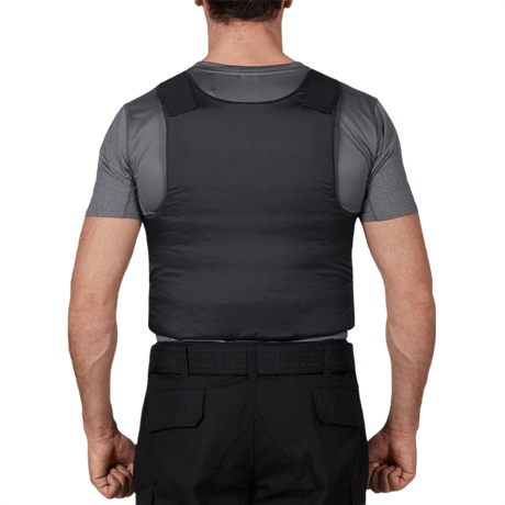 Mies pukeutuneena Anorak Rhodium® Concealable II -liiviin maksimaalista suojaa ja huomaamattomuutta vaatteiden alla
