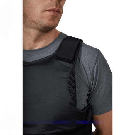 Anorak Rhodium® Concealable II miehellä harmaassa paidassa, näyttää diskreettiä ja vahvaa Level IIIA-tason suojaa
