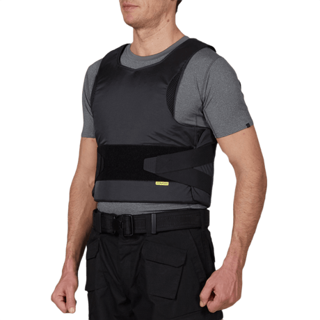 Mand iført Anorak Rhodium® Concealable III Stik & Skudsikker Vest foran, designet til maksimal beskyttelse og komfort.