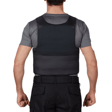 Mand iført Anorak Topaz® Concealable I Stiksikker Vest set bagfra, viser skjulbarhed og beskyttelsesdesign.