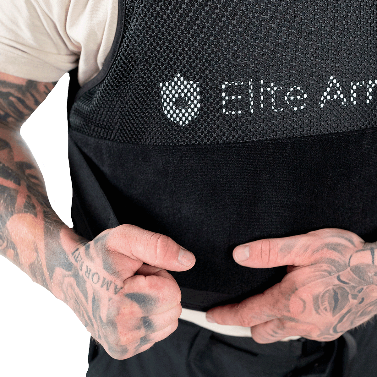 EA RX2 løst cover Sort i galleri position 1 med sort mesh og holdbart materiale til NIJ-certificeret beskyttelsesvest til professionel kropsbeskyttelse.