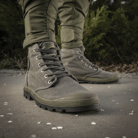 M-Tac Sneakers i gråt design til udendørs aktiviteter, med metalliserede snørehuller og vulkaniseret gummi ydersål for optimal komfort.