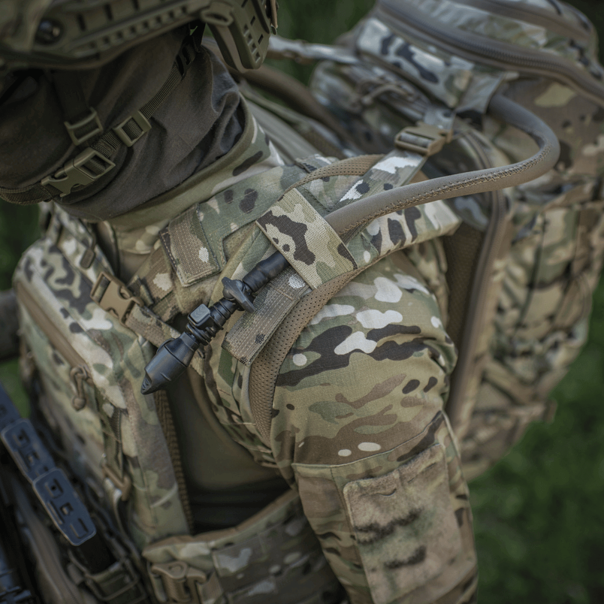 M-Tac Rygsæk Gen. III Elite – Small i brug, viser MOLLE LASER CUT-systemet og ergonomisk design. Slidstærk Cordura materiale.