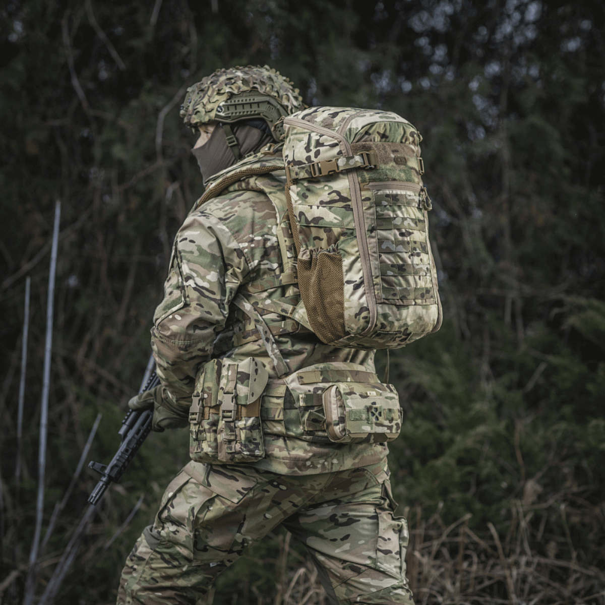 M-Tac Rygsæk Gen. II Elite – Small i brug af soldat i kamuflageuniform i skovomgivelser