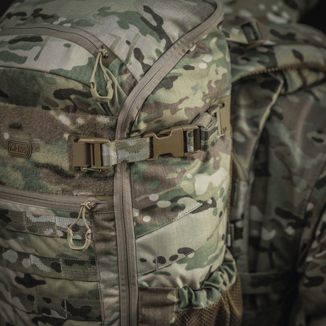 M-Tac reppu Gen. II Elite – Small, multicam ja NIJ-sertifiointi, täysavattava aukko ja joustavat sivutaskut, galleria-asento 1.
