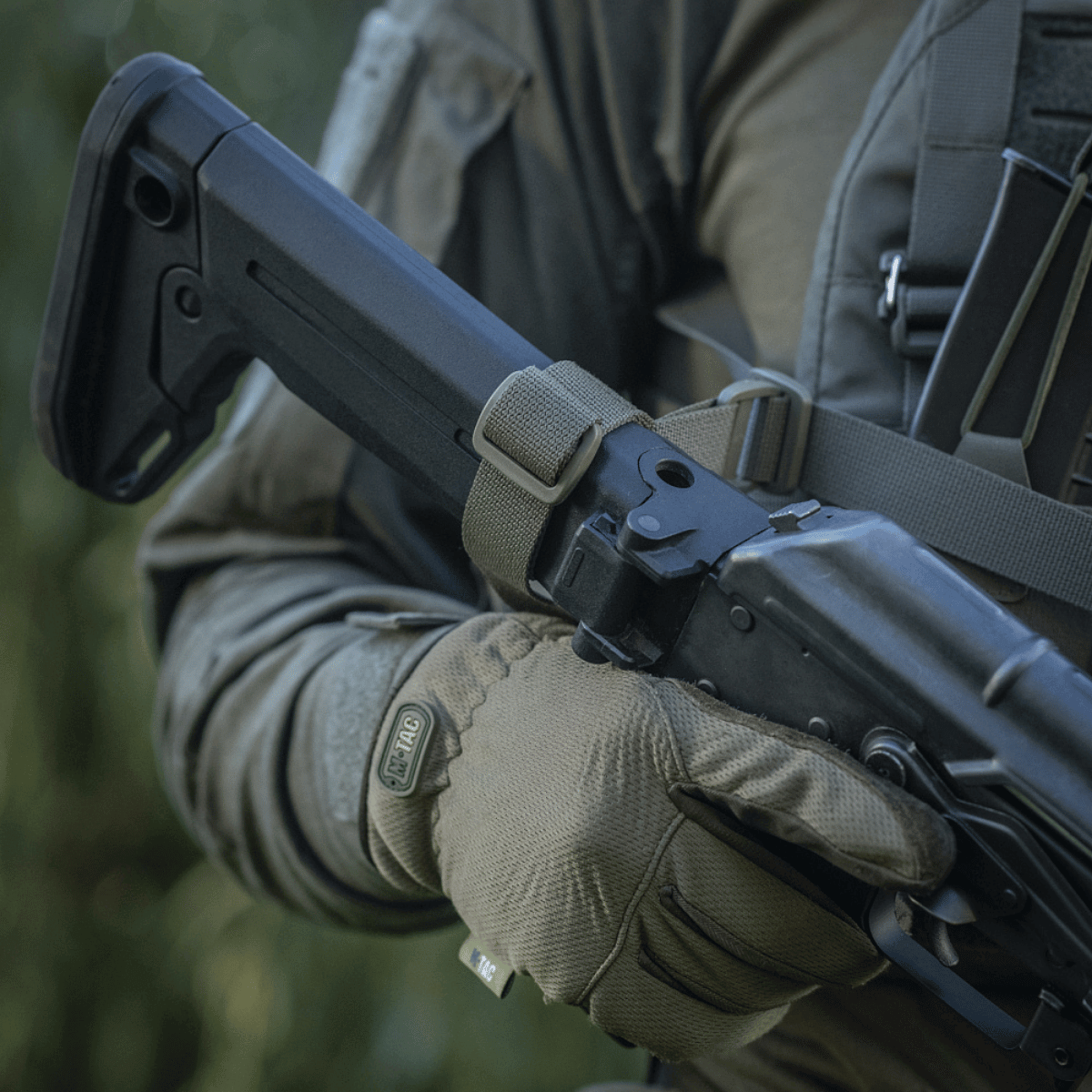 Nærbillede af en person iført M-Tac Våbenbælte med Tre Punkter under taktisk situation.