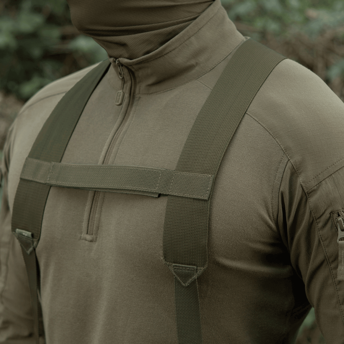 M-Tac Skulderstropper til taktisk bælte Elite monteret på militæruniform, justerbare i længden for øget komfort og støtte.