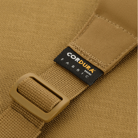 Lähikuva CORDURA®-kankaasta tehdystä vyöstä, korostaa solkea ja etikettiä.