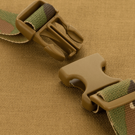 M-Tac Våbenbælte med To Punkter, Woojin Plastic® -solkikomponentit vihreässä camo-kuosissa tiheällä kangastaustalla.