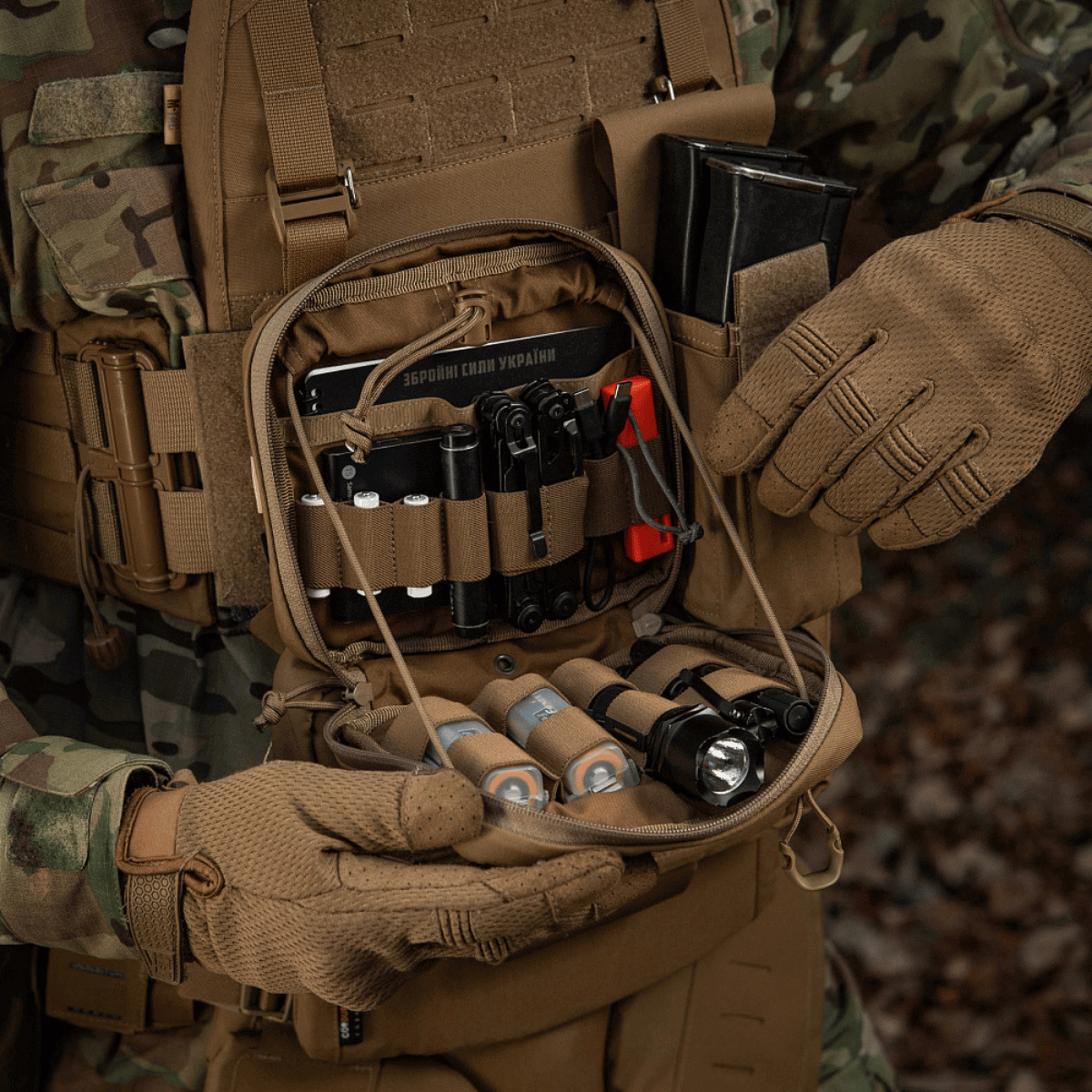 M-Tac organizer pouch Elite - taktisk holder til EDC-sæt og nødudstyr fastgjort på taktisk vest med M.O.L.L.E.-system.