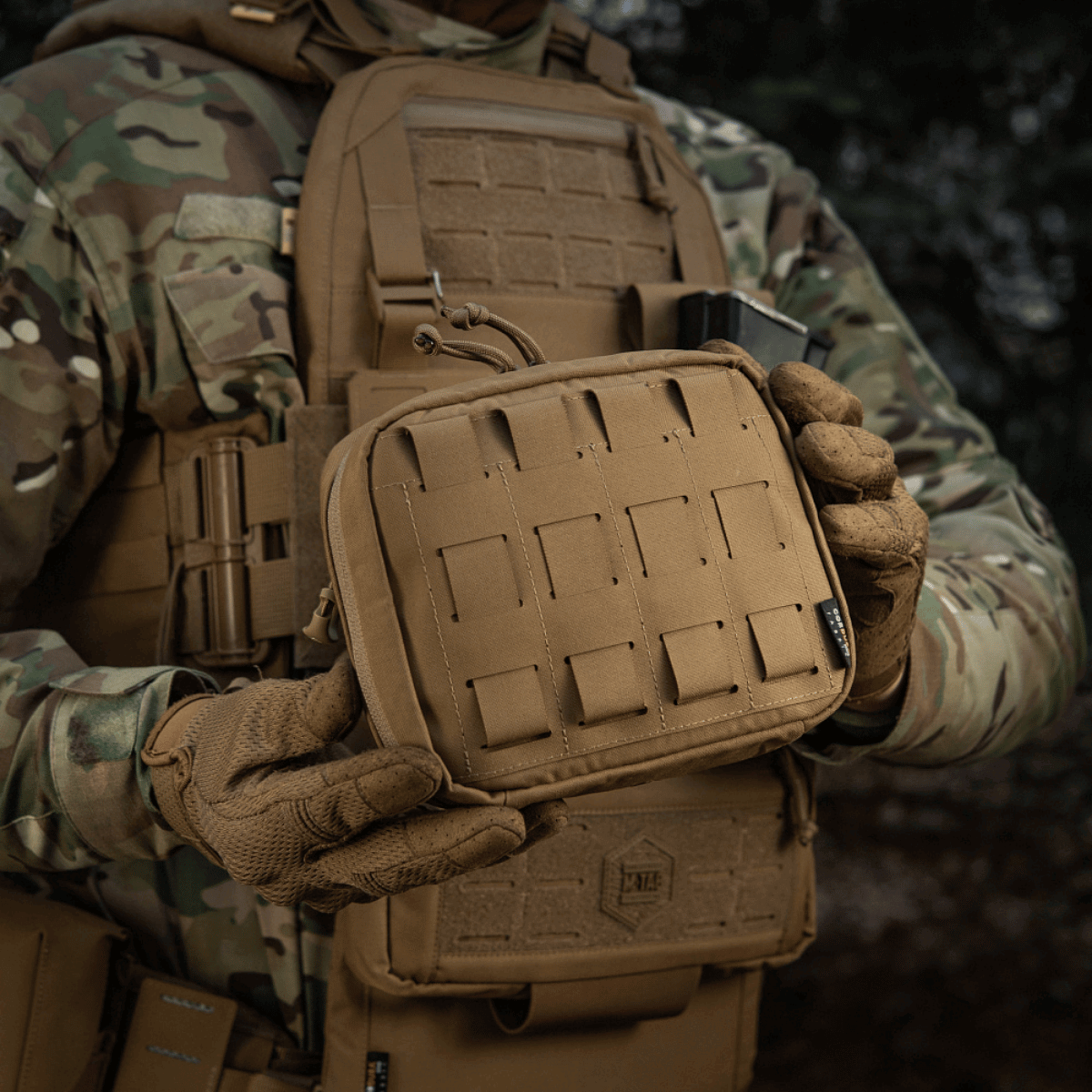 M-Tac organizer pouch Elite monteret på taktisk vest med M.O.L.L.E.-system, ideel til værktøjer og førstehjælpsudstyr.