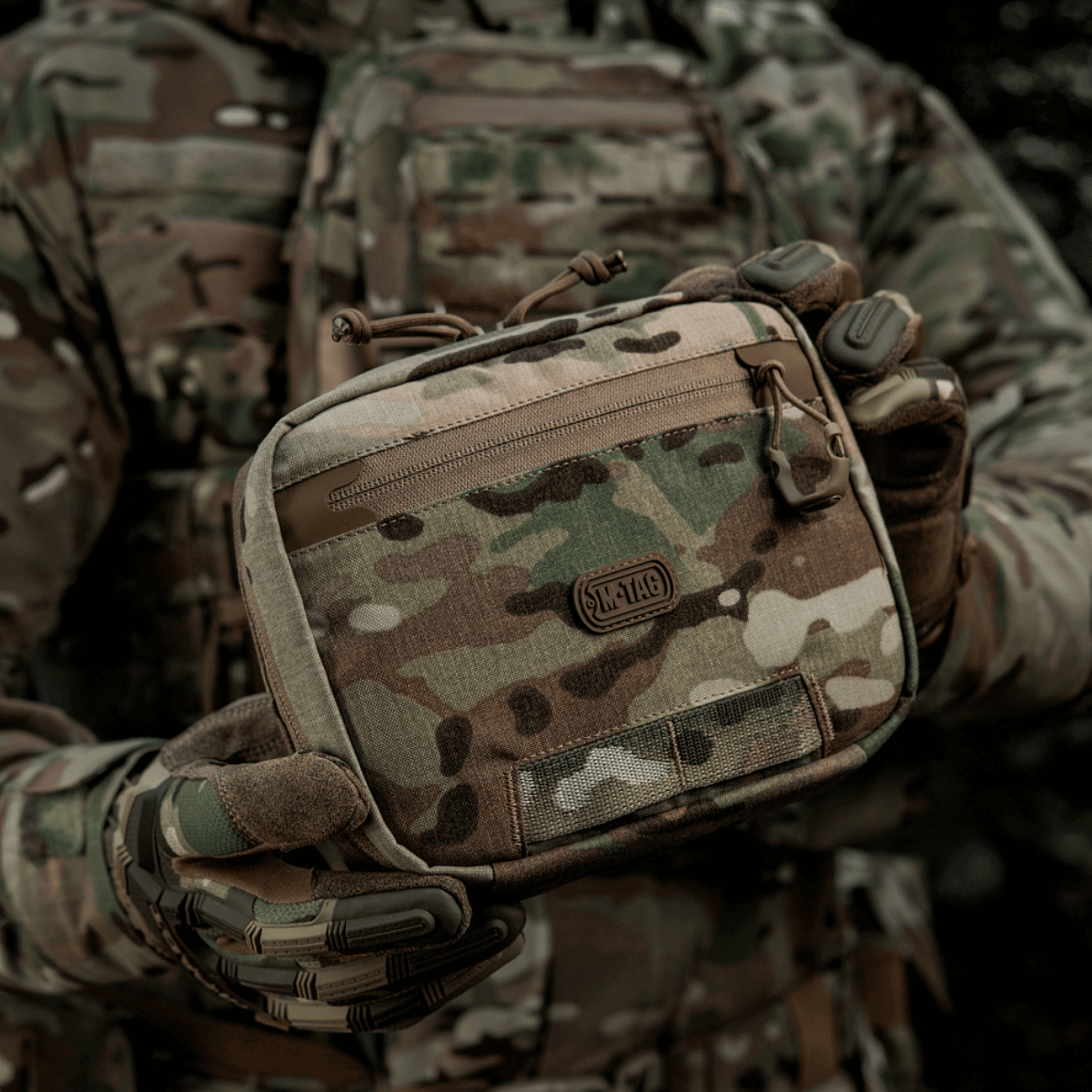 Taktisk M-Tac organizer pouch Elite fastgjort på rygsæk med M.O.L.L.E.-system, ideel til førstehjælpsudstyr og EDC-sæt.