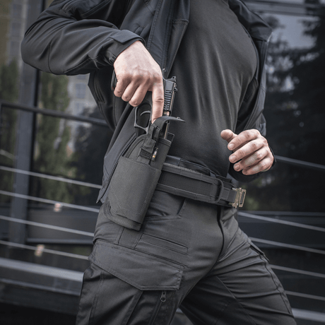 Henkilö pukeutuneena M-Tac Universal Taktisk Hylster Elite Højre -koteloon vetää pistoolia säädettävästä kotelosta, Laser Cut -teknologialla.