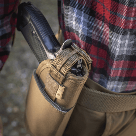 M-Tac Universal Taktisk Hylster Elite Højre vyössä pistoolin kanssa, laminoitu Cordura 500D ja Laser Cut -teknologia.
