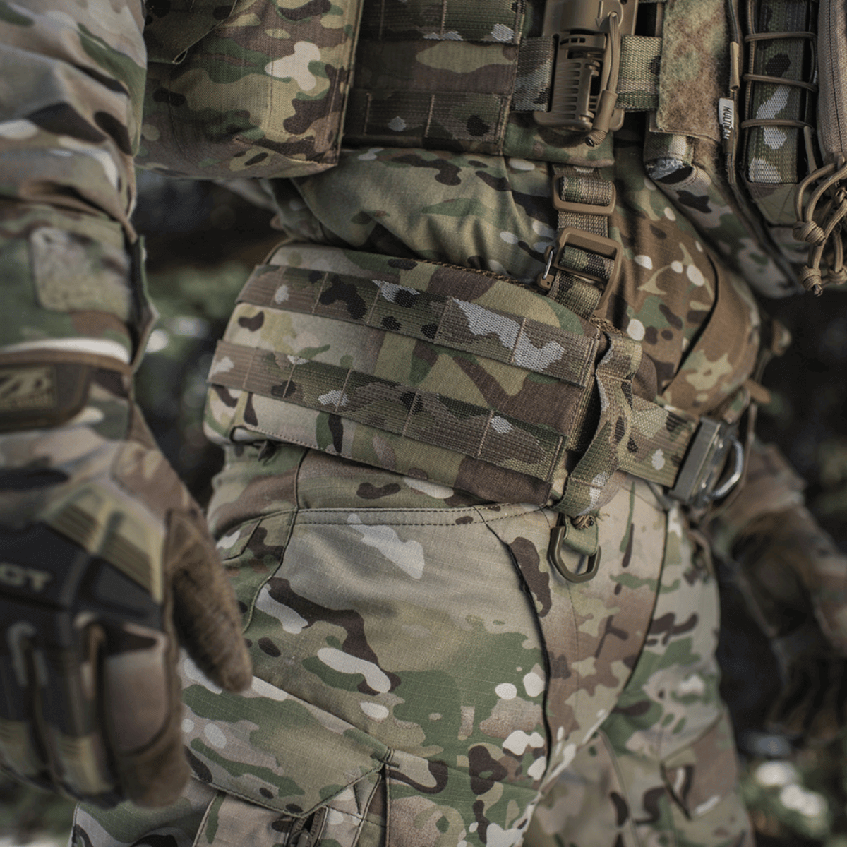 M-Tac Krigsbælte ARMOR Tegris D-Ring Cobra i brug, multicam design, fremstillet i Cordura 500D, ideel til taktiske missioner.