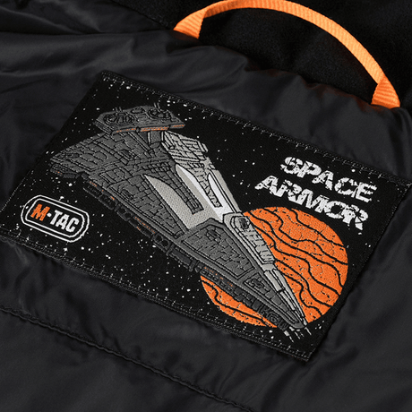 M-Tac Space Armor Jakke Gen.II med et rumskib emblem på stoffet