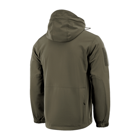 M-Tac Soft Shell Jakke i olivengrøn farve set bagfra, med hætte og lommer. Perfekt til beskyttelse mod dårligt vejr.