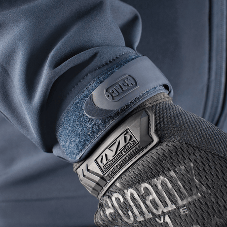 M-Tac Soft Shell Jakke med justerbar manchet og indvendigt fleece-lag til vindbeskyttelse og komfort.