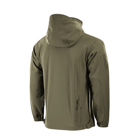 M-Tac Soft Shell Police Jakke i olivengrøn med hætte foldet ind i kraven, fleece-indre og justerbare identifikationspaneler. Vejrbestandig design.