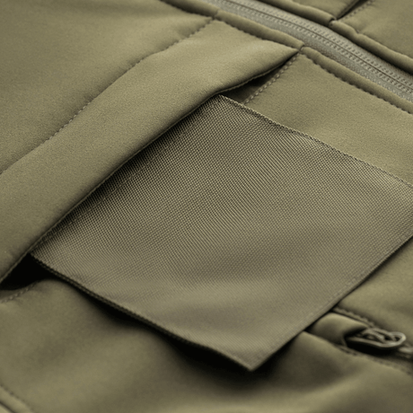 Detalje af M-Tac Soft Shell Police Jakke med funktionelt brystlommepanel og lynlås.