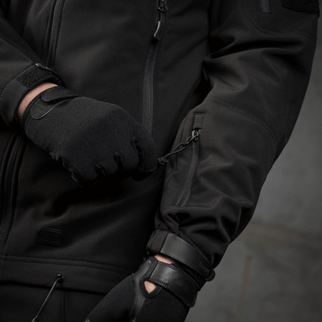 Detaljer af M-Tac Soft Shell Police Jakke med lomme lynlås, indre polyuretan-membran og justerbare funktioner.