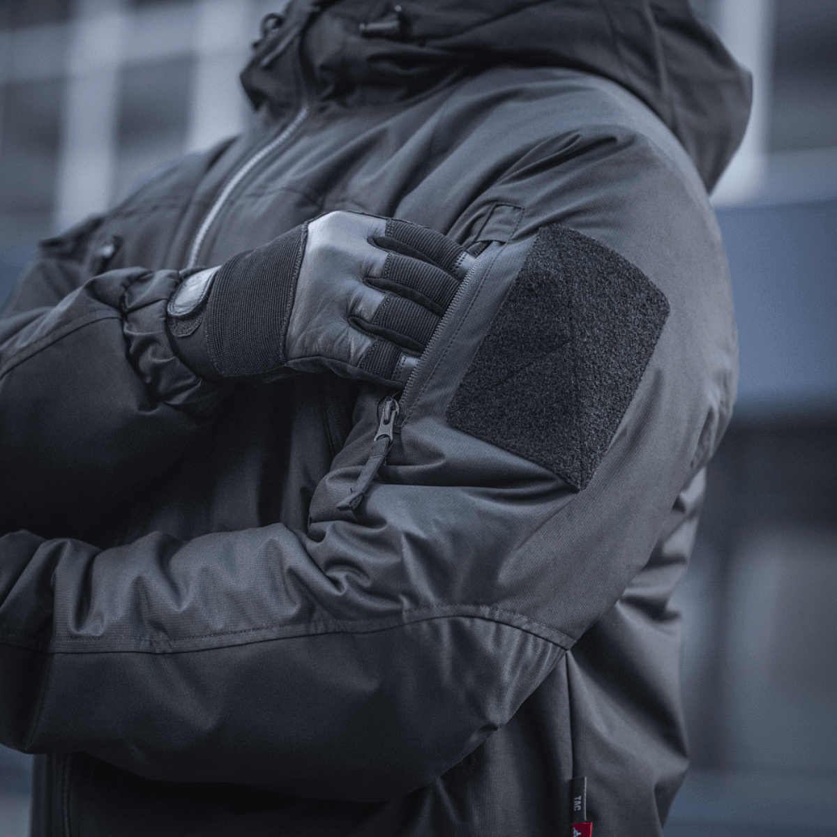 M-Tac Alpha Gen.III Pro Vinterjakke i vandafvisende materiale ideel til ekstreme forhold, nærbillede af ærmedetaljer.