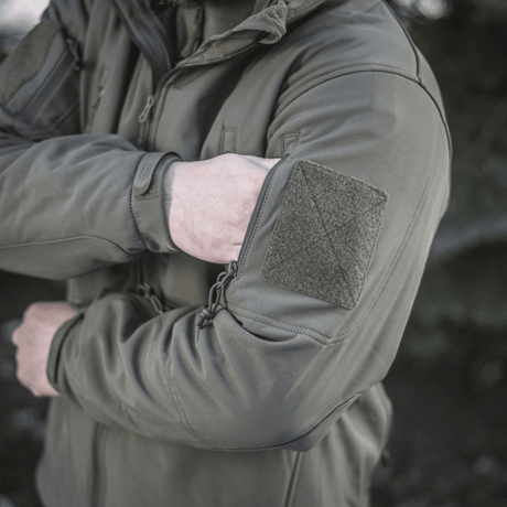 M-Tac Soft Shell Jakke med Liner med aftageligt fleecefoer og polyuretanmembran for vejrbeskyttelse, tæt på ærmedetalje