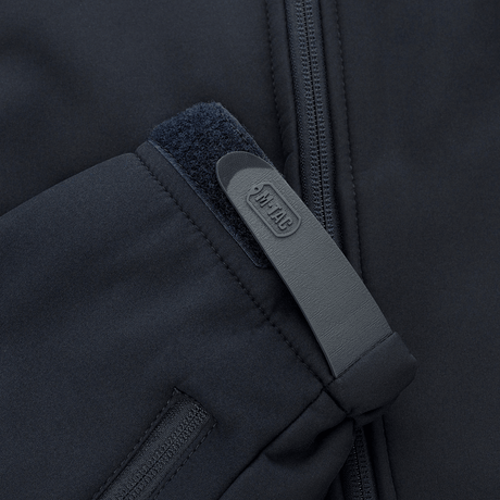 M-Tac Soft Shell Jakke med Liner detaljevisning af lynlås og velcro lukning i sort design