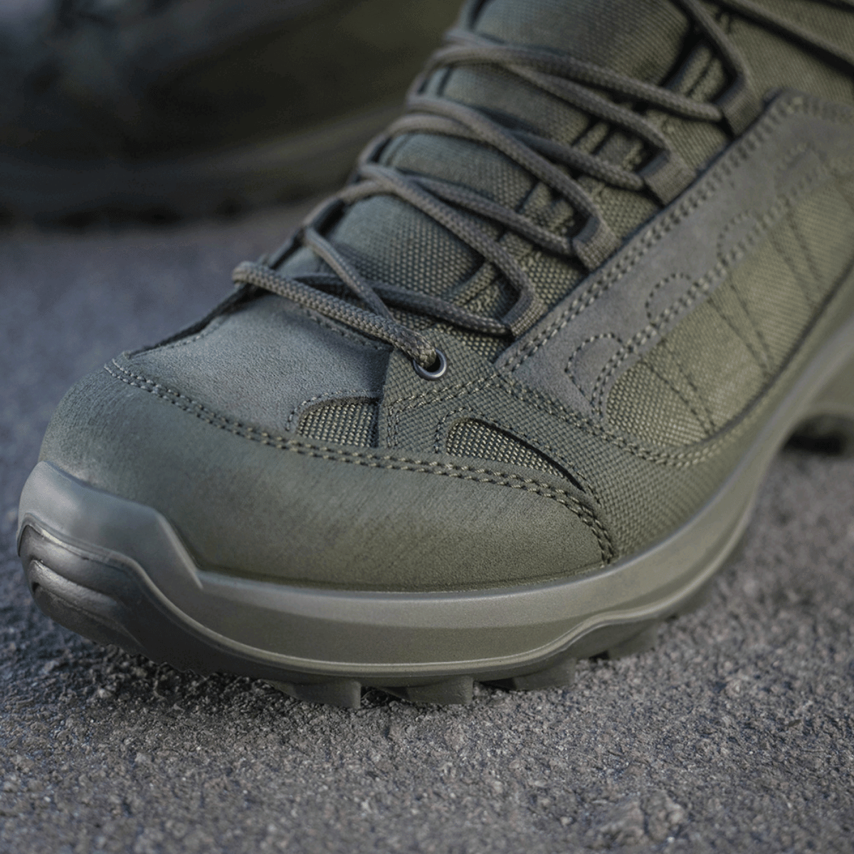 Nærbillede af M-Tac Taktiske Sæsonstøvler på stenet terræn