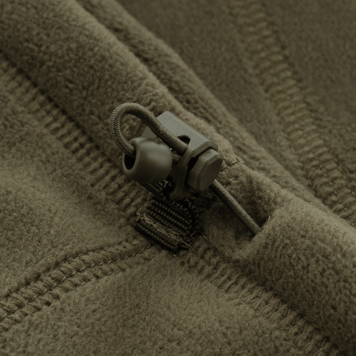 Detalje af M-Tac Anatomisk Tube Scarf med Snor Polartec, fremstillet af blød Polartec Micro Series fleece, med fokus på lukkemekanismen.