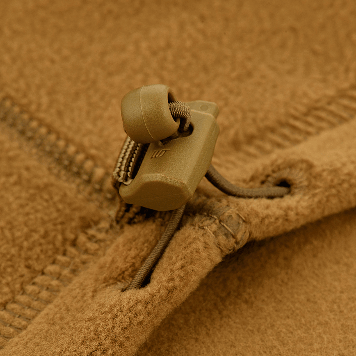 Detalje af M-Tac Anatomisk Tube Scarf med Snor Polartec i beige fleece, der viser lukkeanordningen for bedre pasform og komfort.