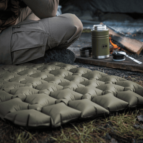 M-Tac Oppustelig Liggeunderlag 195x60 i brug ved en campingplads