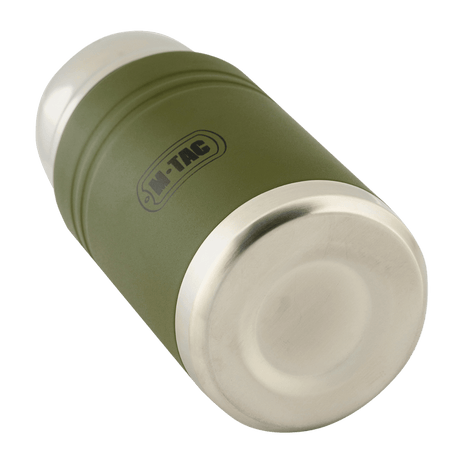 M-Tac termospullo 750 ml taittuvalla lusikalla, ruostumatonta terästä, nähty alaviistosta; moderni muotoilu, sopii retkeilyyn.