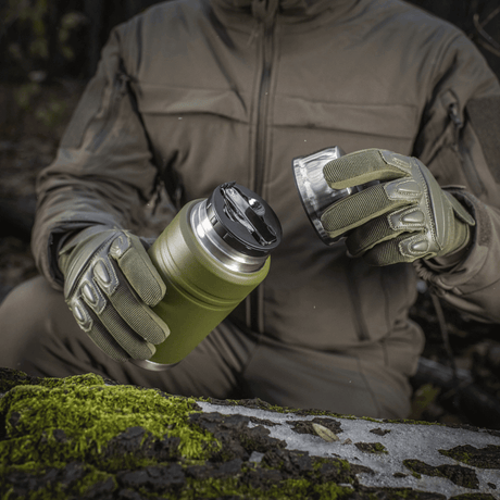 Ulkotilanne: M-Tac termospullo 750 ml taittuvalla lusikalla hanskakäsissä, sopii retkeilyyn ja retkille.
