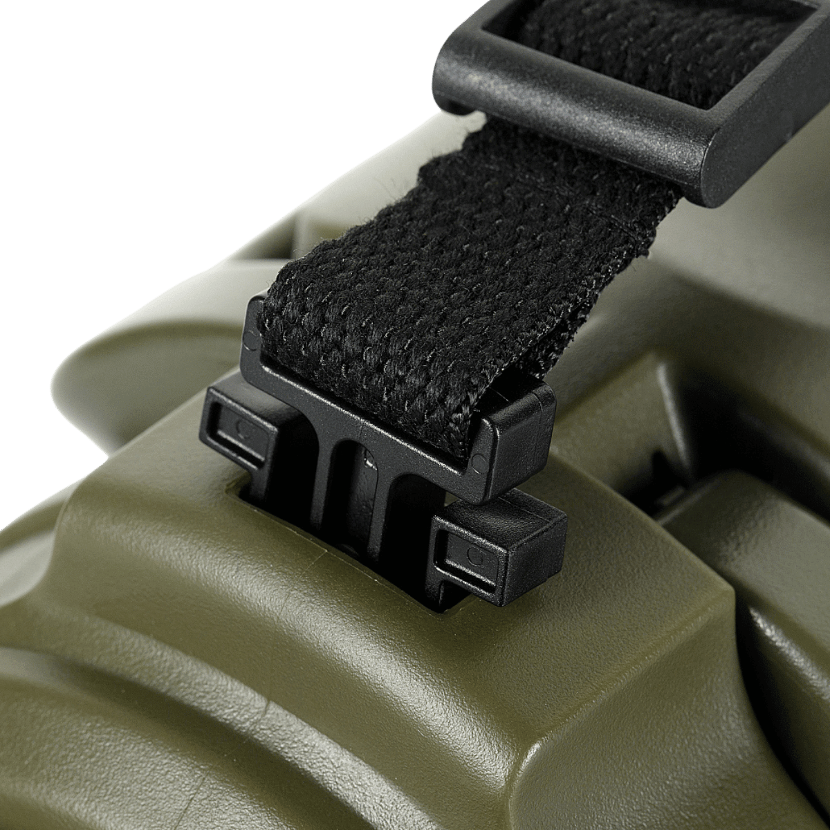 Nærbillede af en robust, sort rem spændt fast på en grøn overflade med plastspænde, ideel til sikkerhed og stabilitet.