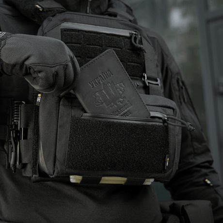 M-Tac Admin Pouch Large Elite Gen.II käytössä, passi etutaskussa; käytännöllinen muotoilu henkilökohtaisille tavaroille.