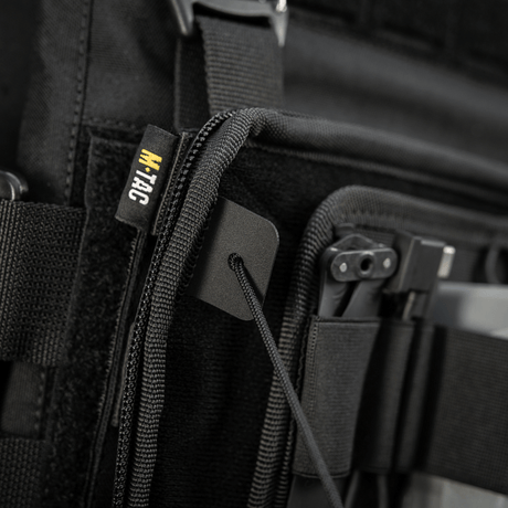 Lähikuva M-Tac Admin Pouch Large Elite Gen.II:stä Cordura 500D:stä AquaGuard-vetoketjulla ja Velcro-sisätaskulla lisätarvikkeille.