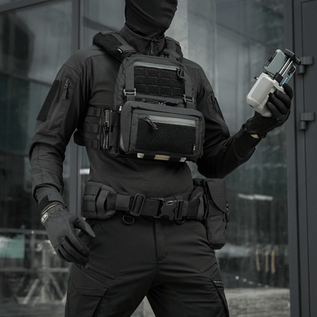 M-Tac Admin Pouch Large Elite Gen.II kiinnitettynä taktiseen liiviin kaupunkiympäristössä.