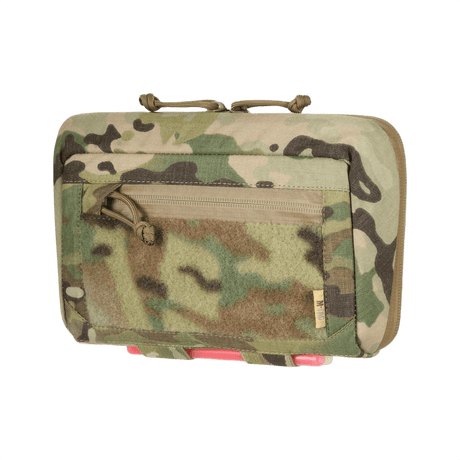 M-Tac Admin Pouch Large Elite Gen.II camokuosissa AquaGuard-vetoketjulla ja Velcro-paneelilla; sopii tabletin ja lisätarvikkeiden säilytykseen.